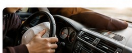 Conducteur au volant illustrant la protection du conducteur